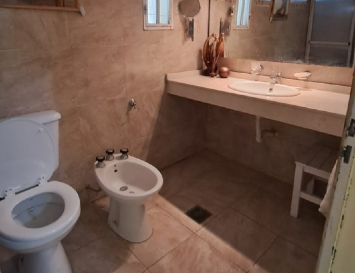 VENDE CASA EN ROCA MERLO/ AMPLIO LOTE