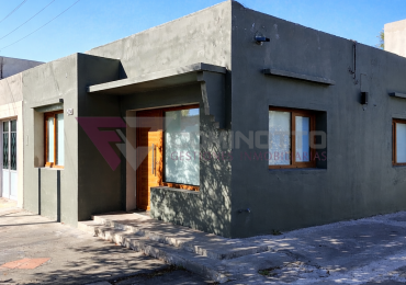 CASA MODERNA EN BARRIO LUJAN